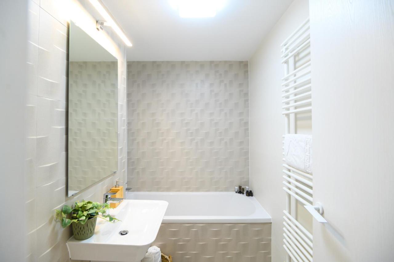 North Twin Apartment Bukares Bagian luar foto