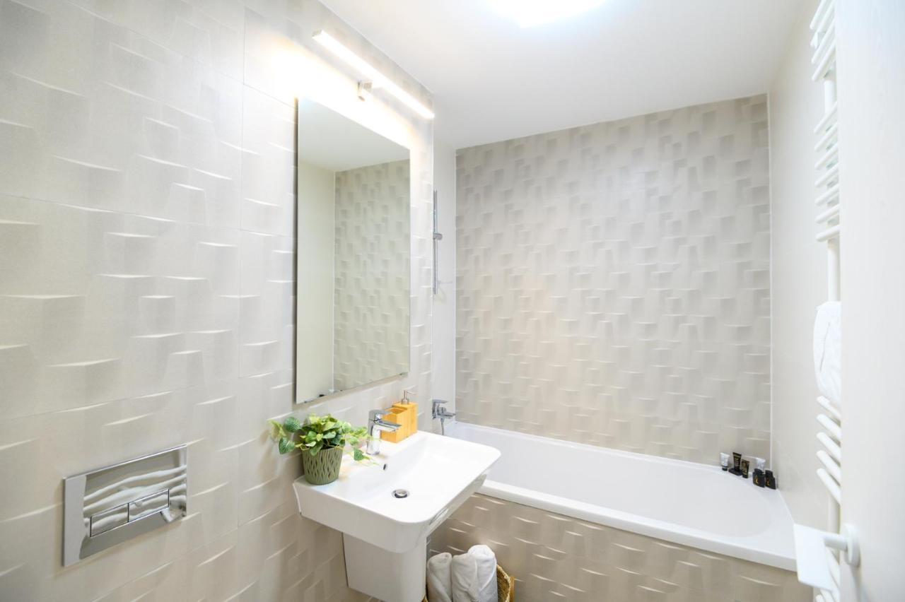 North Twin Apartment Bukares Bagian luar foto